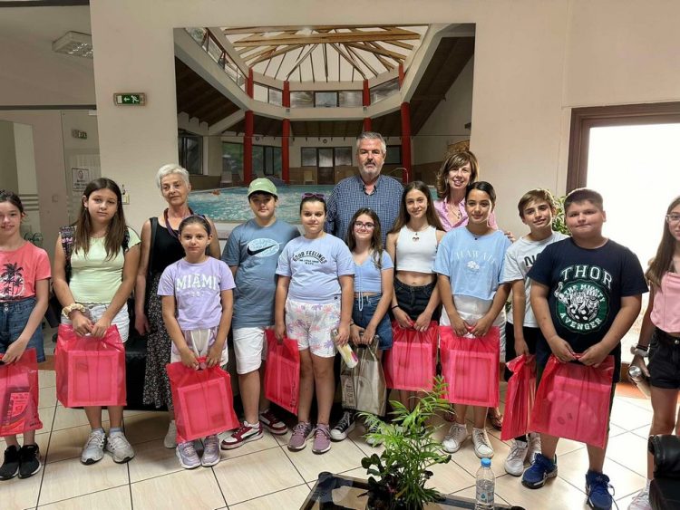 Υποδοχή Μαθητών του 2ου Δημοτικού Σχολείου Σοφάδων από τον Δήμαρχο Σοφάδων για τη διάκρισή τους στον Διαγωνισμό της Παιδικής Πινακοθήκης Ελλάδας