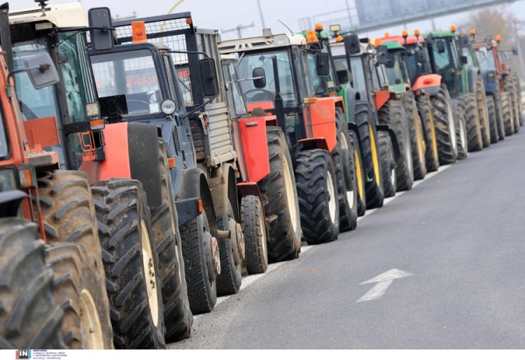 Οι αγρότες ζεσταίνουν τις μηχανές τους …