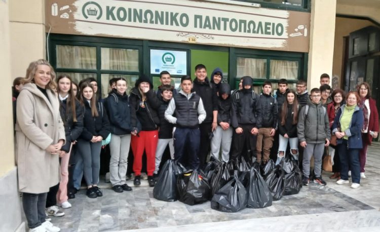 Τα παιδιά προσφέρουν στο Κοινωνικό Παντοπωλείο του Δήμου Καρδίτσας