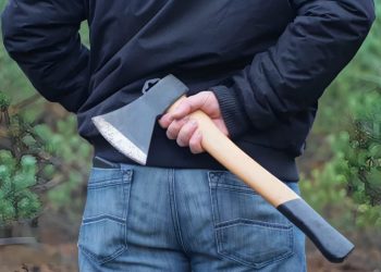 Επίθεση άνδρα σε παιδιά με τσεκούρι στη Λάρισα: Τι λέει η μητέρα που τα άκουσε όλα μιλώντας με τον γιο της στο τηλέφωνο: «Πού είναι ο χοντρός;…»