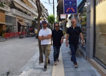 Συνεχίζεται η ανακατασκευή πεζοδρομίων στην Κουμουνδούρου