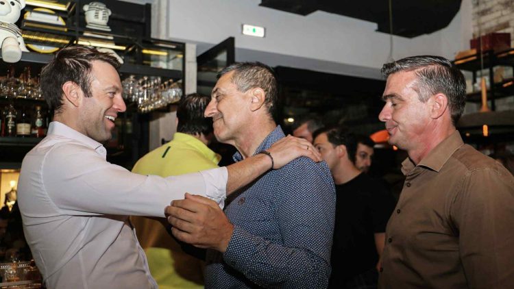 Η Πυθία μασάει τα φύλλα της… και προβλέπει…!!!