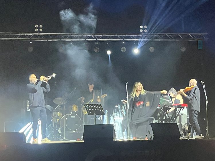 Μαγική η βραδιά με την Ελένη Τσαλιγοπούλου στον Παμισό Ποταμό στο Μουζάκι