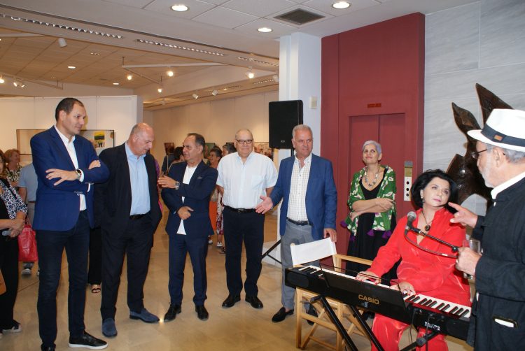 H έκθεση Γυναίκες του Κόσμου με φωτογραφίες του Γιώργου Κατσάγγελου παρουσιάζεται στη Δημοτική Πινακοθήκη Καρδίτσας