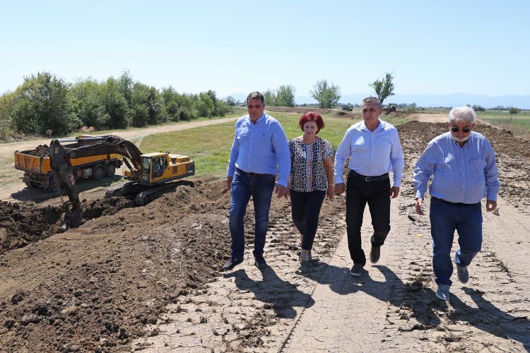 Σε εξέλιξη οι εργασίες καθαρισμού και αποκατάστασης τμημάτων των ποταμών Eνιπέα και Φαρσαλίτη