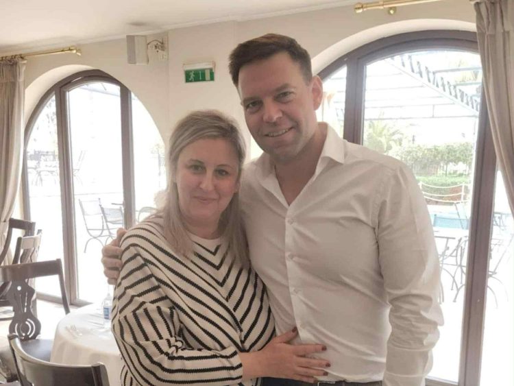 Εγώ είμαι η Λένα.. που καίγομαι για σένα…! 