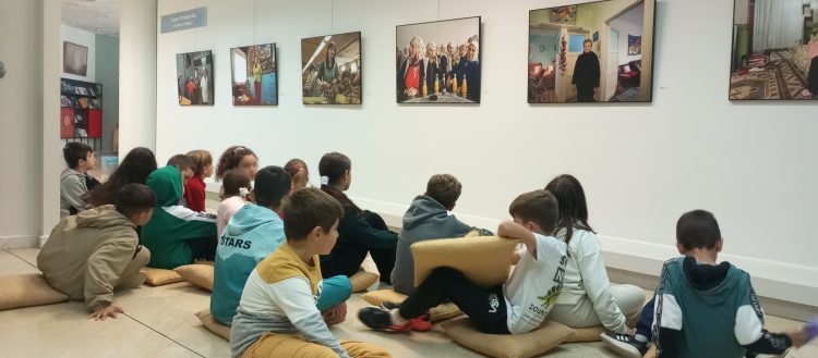 Παρατείνεται η έκθεση φωτογραφίας του Γιώργου Κατσάγγελου  με τίτλο: Γυναίκες του Κόσμου  που παρουσιάζεται στη Δημοτική Πινακοθήκη Καρδίτσας