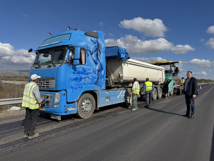 Συνεχίζονται οι ασφαλτικές εργασίες στην Επαρχιακή Οδό Καρδίτσας – Λάρισας