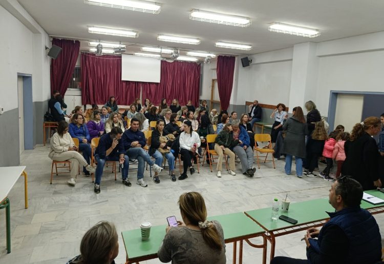 Διαμαρτυρία Γονέων για τα Προβλήματα του 10ου Δημοτικού και Νηπιαγωγείου Καρδίτσας