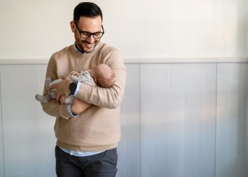 Αυξήθηκαν οι υιοθεσίες στην Ελλάδα – «Έχω βιώσει ένα θαύμα», λέει 48χρονος μονογονέας μετά από χρόνια αναμονής