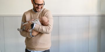 Αυξήθηκαν οι υιοθεσίες στην Ελλάδα – «Έχω βιώσει ένα θαύμα», λέει 48χρονος μονογονέας μετά από χρόνια αναμονής