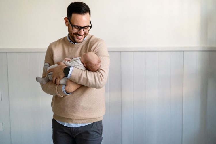 Αυξήθηκαν οι υιοθεσίες στην Ελλάδα – «Έχω βιώσει ένα θαύμα», λέει 48χρονος μονογονέας μετά από χρόνια αναμονής