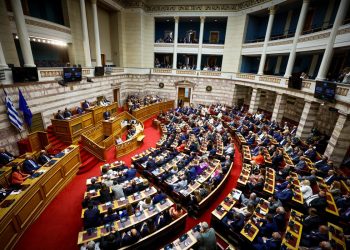 Τρίβει τα χέρια της η δεξιά