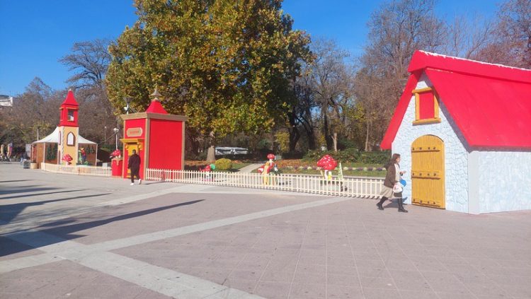 Σε λειτουργία από το πρωί της Παρασκευής το «Χωριό των Χριστουγέννων» στην είσοδο του Παυσιλύπου