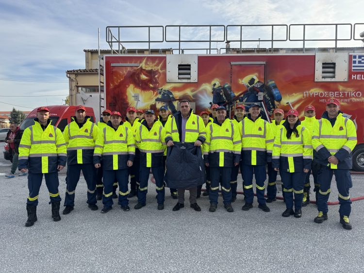 Παράδοση 250 μπουφάν στις Πυροσβεστικές Υπηρεσίες του Νομού Καρδίτσας από τον Αντιπεριφερειάρχη Καρδίτσας, κ.Κων/νο Τέλιο