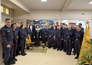Χριστουγεννιάτικα κάλαντα από τους δόκιμους αστυφύλακες της Σχολής Μουζακίου στον Αντιπεριφερειάρχη Καρδίτσας