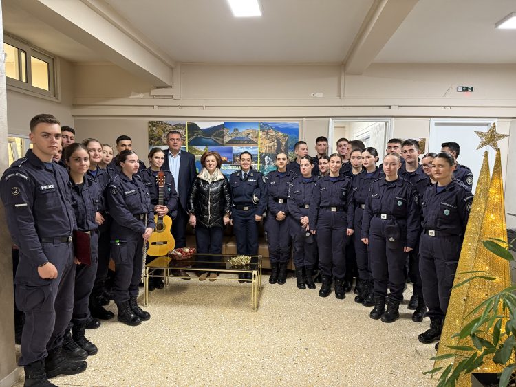 Χριστουγεννιάτικα κάλαντα από τους δόκιμους αστυφύλακες της Σχολής Μουζακίου στον Αντιπεριφερειάρχη Καρδίτσας
