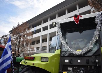 Λάρισα: Αναβλήθηκε η δίκη των δύο αγροτών που είχαν συλληφθεί – Μαρούδας: «Εδώ θα είμαστε ξανά με τα τρακτέρ»