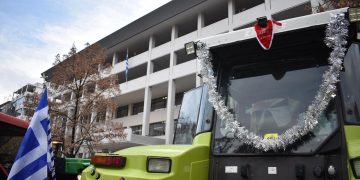 Λάρισα: Αναβλήθηκε η δίκη των δύο αγροτών που είχαν συλληφθεί – Μαρούδας: «Εδώ θα είμαστε ξανά με τα τρακτέρ»