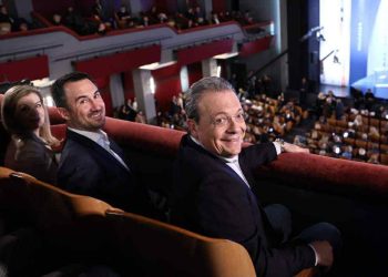 Πίσω πίσω στον εξώστη στριμωχτά…