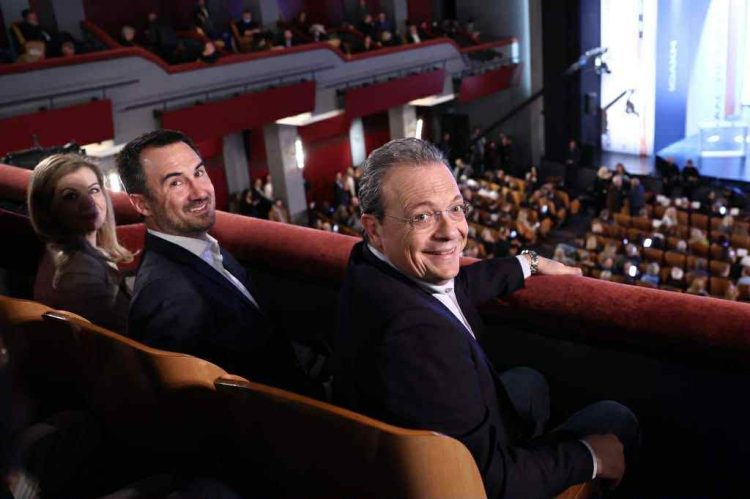 Πίσω πίσω στον εξώστη στριμωχτά…