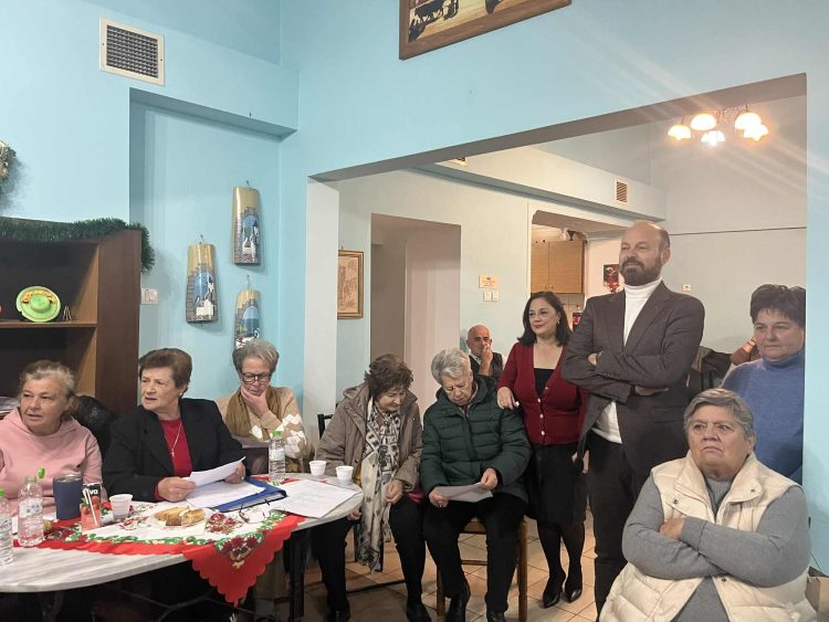 Χριστουγεννιάτικη γιορτή στο ΚΑΠΗ Μουζακίου με τραγούδια, ευχές και χαμόγελα