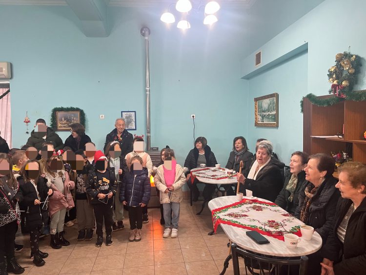 Μαθητές του 1ου Δημοτικού Σχολείου Μουζακίου τραγούδησαν κάλαντα στο ΚΑΠΗ Μουζακίου