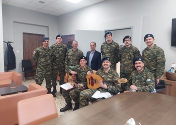 Τα Χριστουγεννιάτικα κάλαντα στο Δήμαρχο Καρδίτσας κ. Βασίλη Τσιάκο