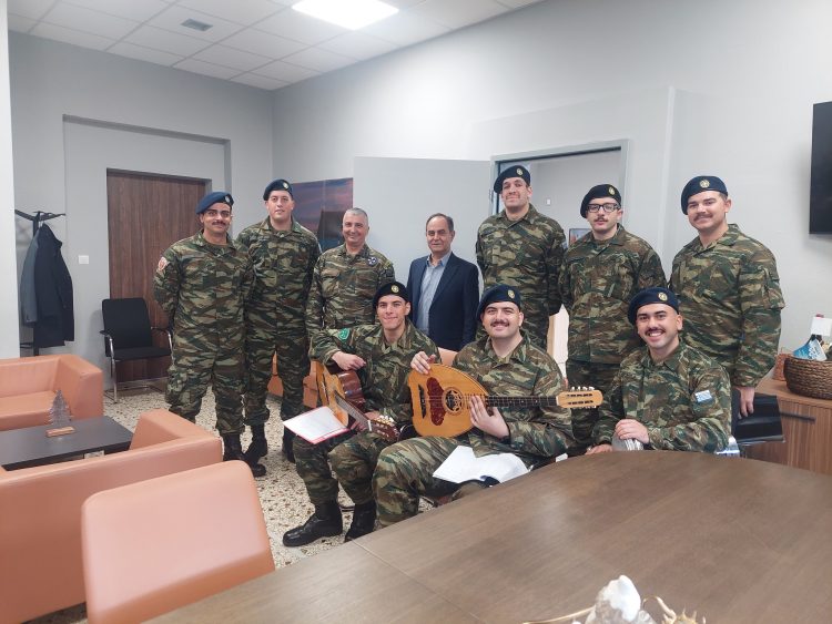 Τα Χριστουγεννιάτικα κάλαντα στο Δήμαρχο Καρδίτσας κ. Βασίλη Τσιάκο