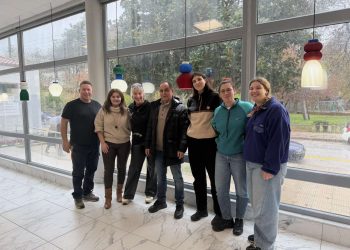 Πρωτότυπα φωτιστικά σώματα στην αίθουσα πορτρέτων του Δημαρχείου Καρδίτσας