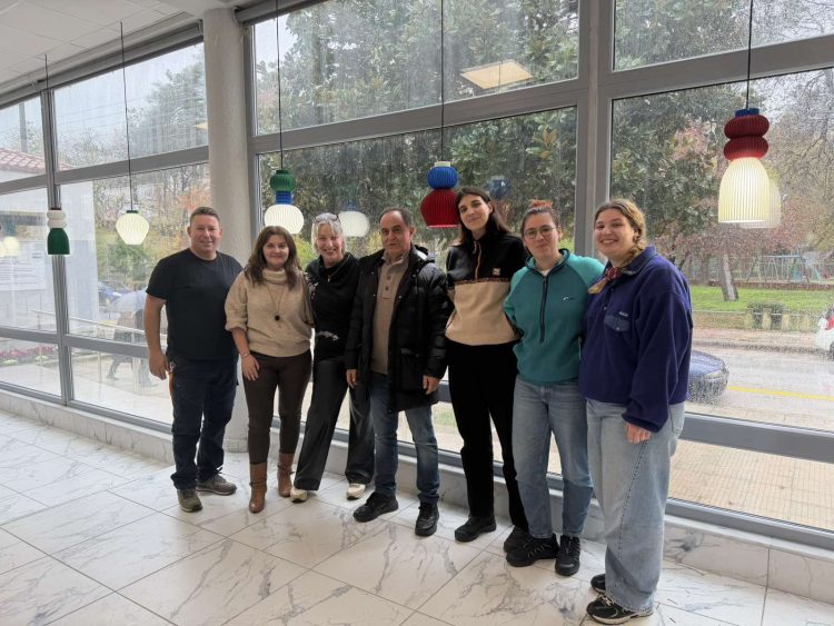 Πρωτότυπα φωτιστικά σώματα στην αίθουσα πορτρέτων του Δημαρχείου Καρδίτσας