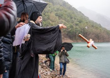 Με θρησκευτική κατάνυξη και πλήθος κόσμου η τελετή Αγιασμού των Υδάτων στη Λίμνη Στεφανιάδας