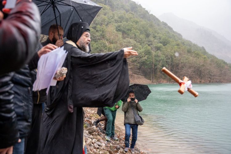 Με θρησκευτική κατάνυξη και πλήθος κόσμου  η τελετή Αγιασμού των Υδάτων στη Λίμνη Στεφανιάδας