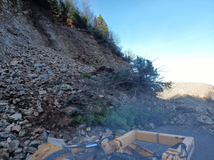 Διακοπή κυκλοφορίας στον δρόμο Καρυά – Κουμπουριανά λόγω κατολίσθησης!