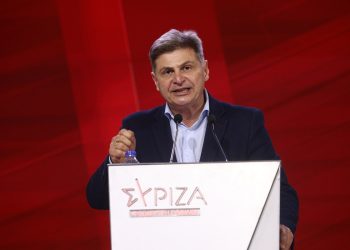 Ο Νικόλας Φαραντούρης δεν παραδίδει την έδρα μετά τη διαγραφή του από τον ΣΥΡΙΖΑ