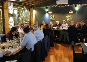 Στα μάτια θέλω να με κοιτάς…