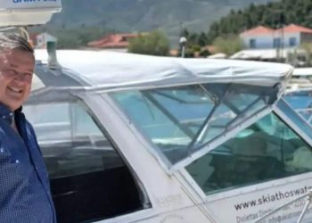 Ο Δημήτρης Κουρέτας βραβεύει τον καπετάνιο Δ. Διολέττα  από την Σκιάθο που σώζει ζωές