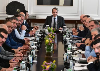 Αδιαπραγμάτευτη προτεραιότητα η στήριξη της κτηνοτροφίας, είπε ο Μητσοτάκης στη συνάντηση με τους αγρότες στο Μαξίμου