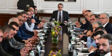 Αδιαπραγμάτευτη προτεραιότητα η στήριξη της κτηνοτροφίας, είπε ο Μητσοτάκης στη συνάντηση με τους αγρότες στο Μαξίμου