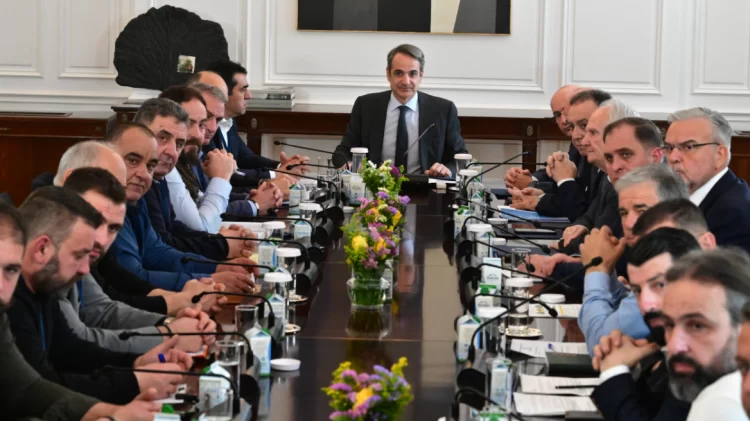 Αδιαπραγμάτευτη προτεραιότητα η στήριξη της κτηνοτροφίας, είπε ο Μητσοτάκης στη συνάντηση με τους αγρότες στο Μαξίμου