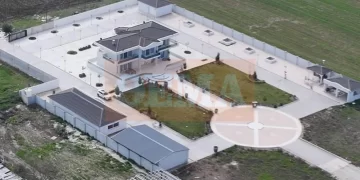 Στη φυλακή τέσσερα μέλη της οικογένειας Ρομά με το ελικοδρόμιο για την απάτη με τις χρυσές λίρες στη Λάρισα