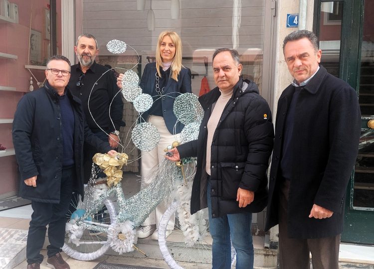 Στο Δήμο Καρδίτσας το ποδήλατο που κέρδισε το πρώτο βραβείο στη δράση «ΧριστουγεννιARTika»