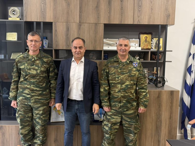 Επίσκεψη στο Δήμαρχο κ. Τσιάκο από τον νέο και τον απερχόμενο διοικητή του ΚΕΣΝ Ρούσσου