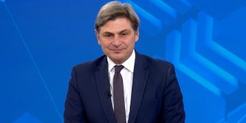 Ο Νικόλας Φαραντούρης στο ΠΑΣΟΚ: «Ενώνω τη φωνή μου για διαφάνεια και πολιτική αλλαγή»