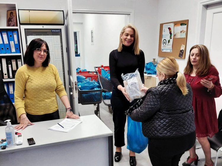 Διανομή ειδών πρώτης ανάγκης από το Κοινωνικό Παντοπωλείο του Δήμου Καρδίτσας