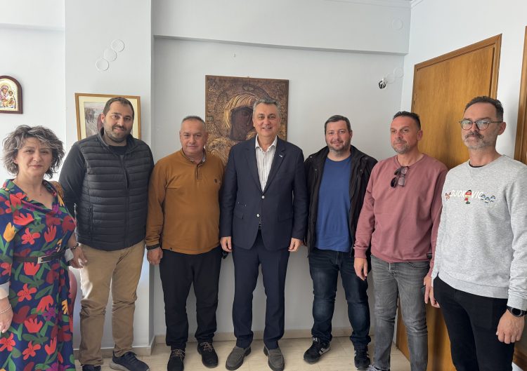 Παρεμβάσεις Κωτσού για τα σχολικά δρομολόγια: Πίεση για επιτάχυνση διαδικασιών και λύση πριν τη νέα σχολική χρονιά