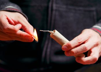 Τραυμάτισαν 16χρονη με κροτίδα και την εξύβρισαν