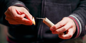 Τραυμάτισαν 16χρονη με κροτίδα και την εξύβρισαν