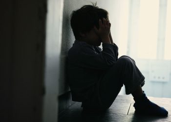 «Ανατριχιαστικό, ζούσαν σε ένα ανήλιαγο δωμάτιο»: Τι λέει ο διευθυντής σχολείου που έκανε πρώτος καταγγελία για τα 6 παιδιά σε διαμέρισμα-τρώγλη στο Περιστέρι