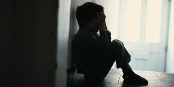 «Ανατριχιαστικό, ζούσαν σε ένα ανήλιαγο δωμάτιο»: Τι λέει ο διευθυντής σχολείου που έκανε πρώτος καταγγελία για τα 6 παιδιά σε διαμέρισμα-τρώγλη στο Περιστέρι